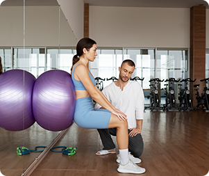 Gimnasio de rehabilitación con equipo avanzado